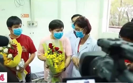 Cha con người Trung Quốc cảm ơn các bác sĩ Việt Nam khi chữa khỏi COVID-19